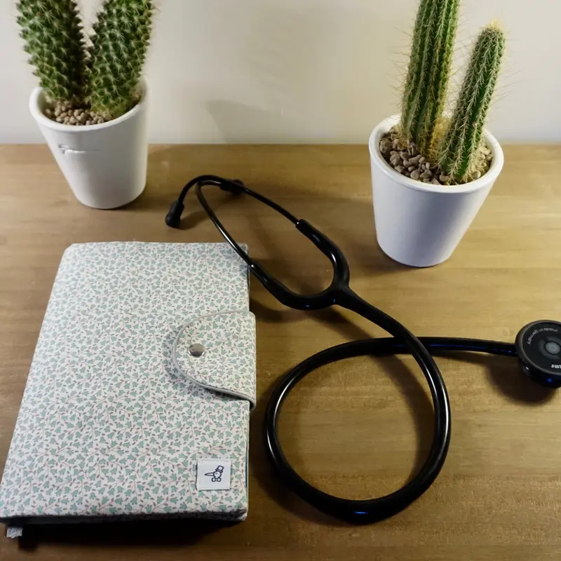 Protège carnet de santé Lys