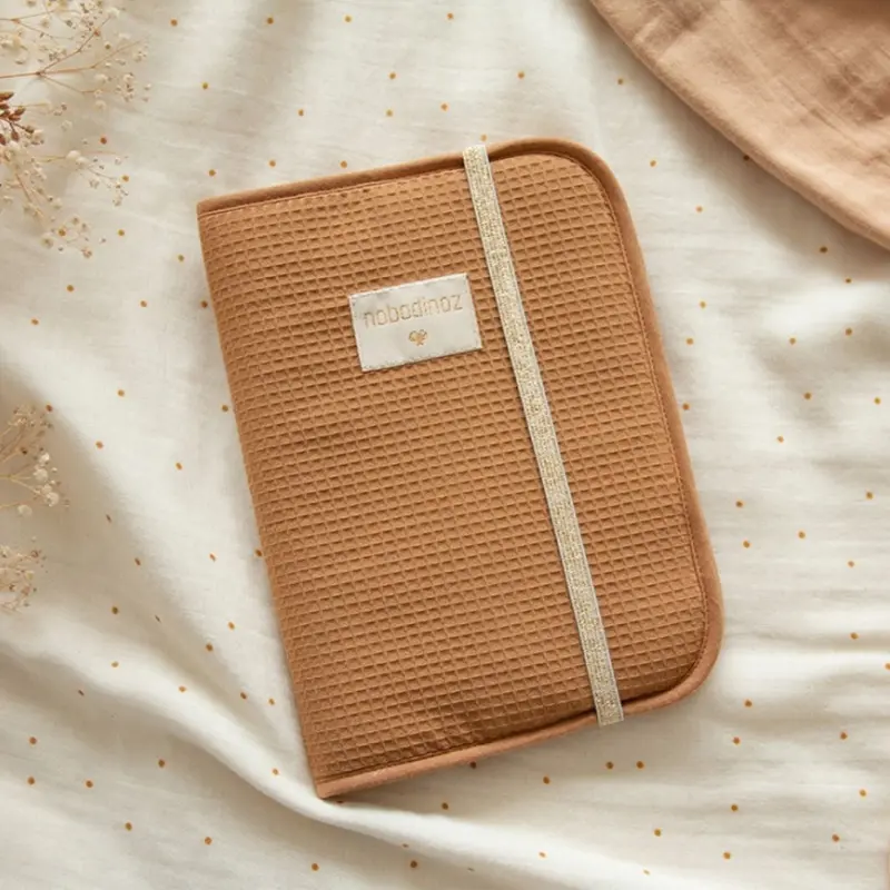 Protège carnet de santé nid d'abeille Poema - Caramel