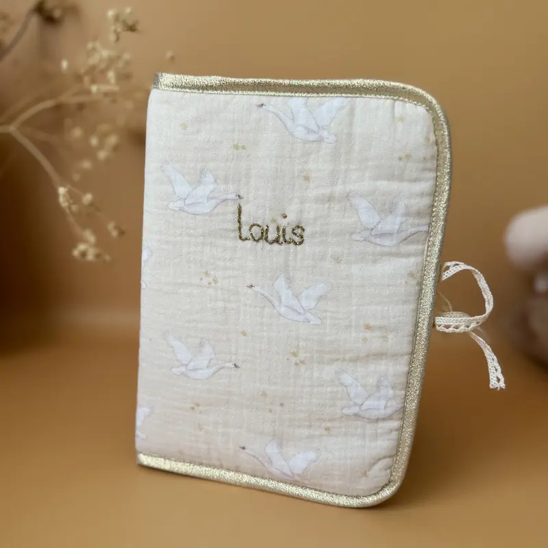 Protège carnet de santé personnalisé avec prénom - Motif Oies Blanches