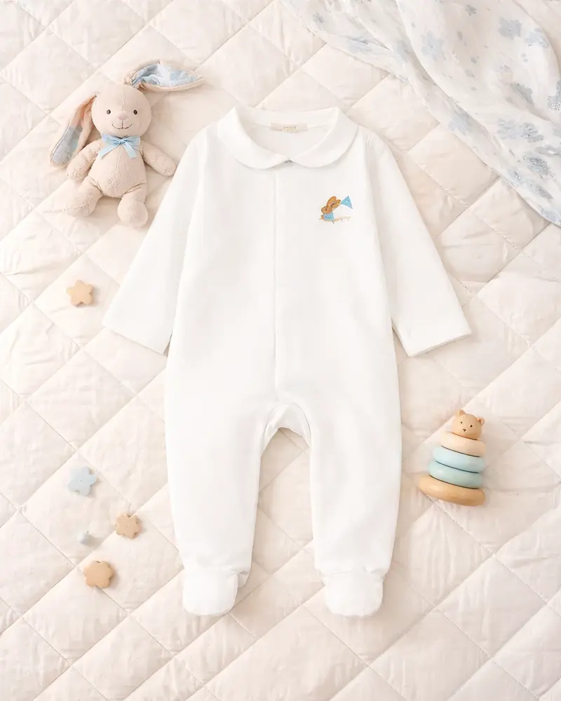 Pyjama en coton blanc brodé lapin bleu