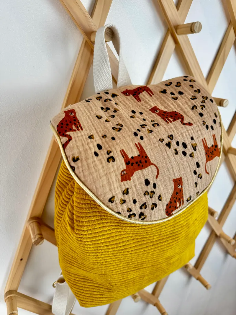 Sac à dos enfant en velours côtelé moutarde – motif Garou