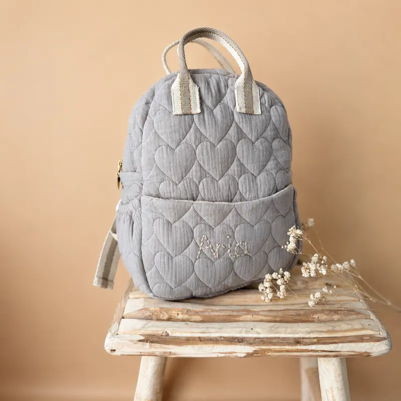 Sac à dos maternelle prénom personnalisé – Coeurs matelassés grège