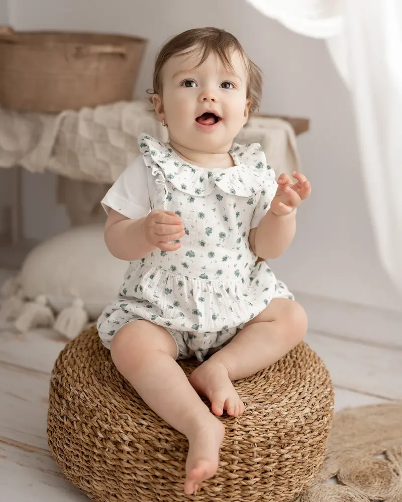 Salopette bébé courte Camille blanche fleurs amande