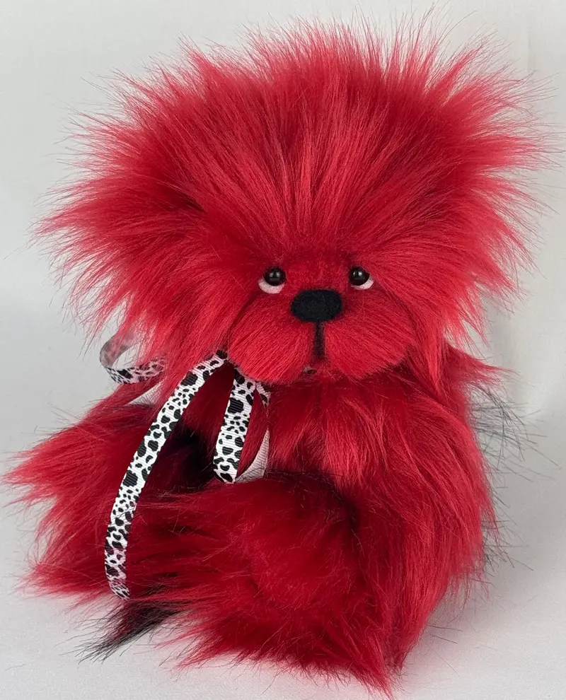 Scarleta 🐻 – Ours de collection articulé 5 points en fausse fourrure rouge – 22 cm avec certificat