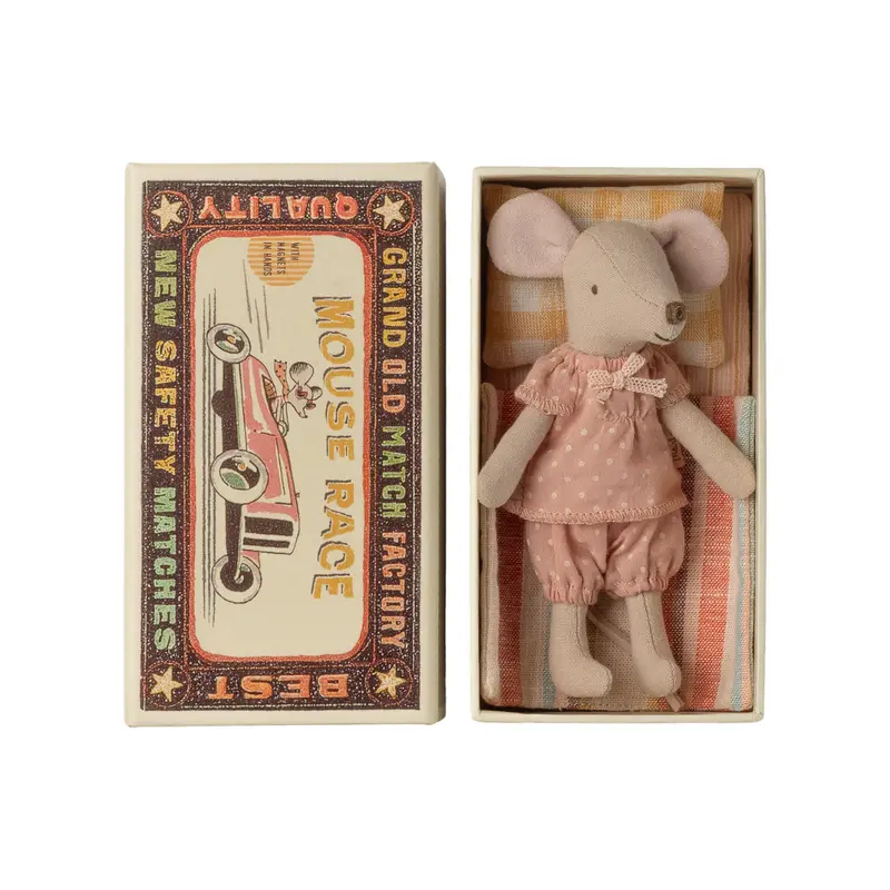 Souris dans sa boite - Petite soeur avec pyjama terracotta à pois - Maileg