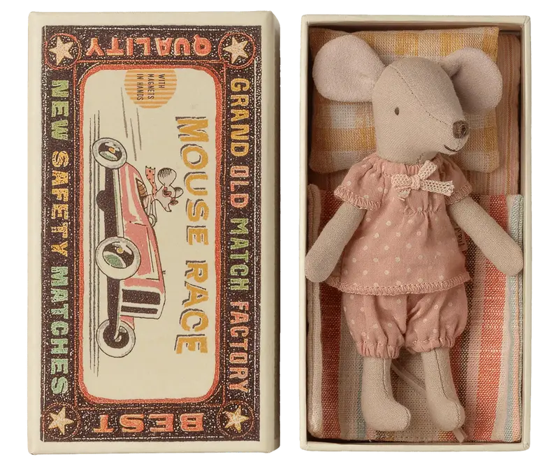 Souris Grande Sœur Dans Sa Boîte D'allumettes