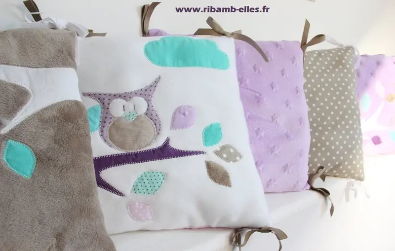 Tour de lit bébé modulable – 6 coussins à nouer – Motif chouette pastel – Fait main