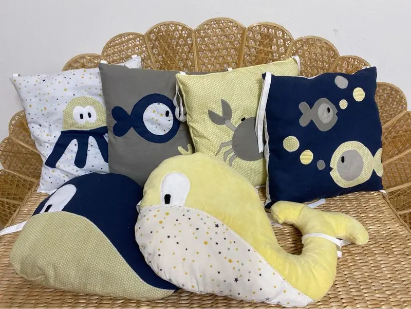 Tour de lit bébé modulable – 6 coussins à nouer – Thème marin (baleine, poissons) – Fait main