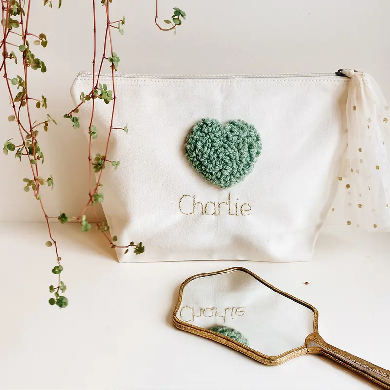 Trousse de toilette personnalisée coeur VERT AMANDE - Grand format