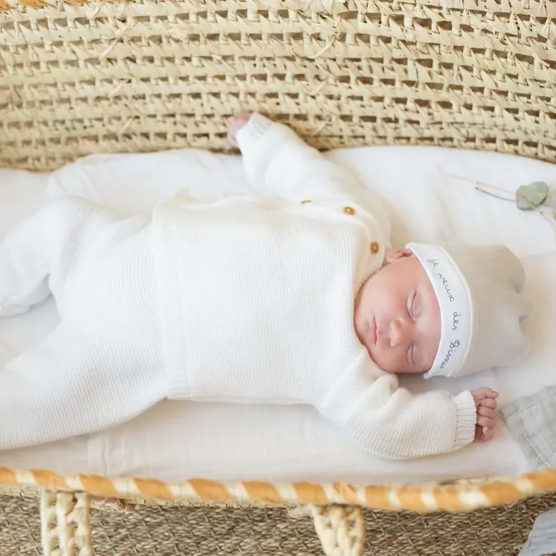 Trousseau naissance - Brassière chaussons et bonnet blanc