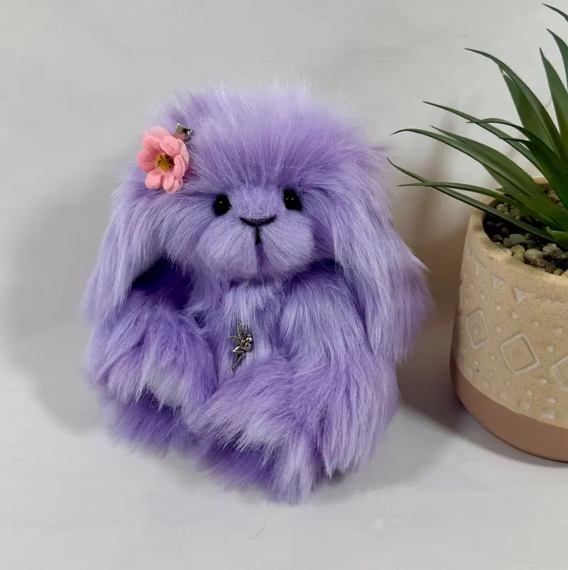 đ Violette â Lapine de collection articulĂ©e 20 cm en fausse fourrure mauve