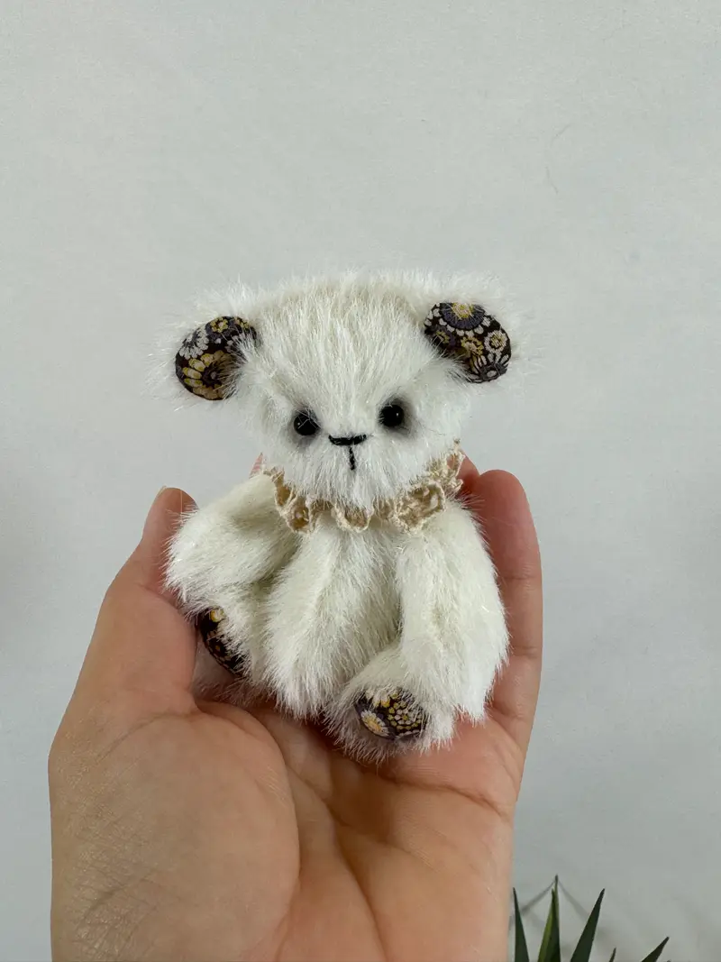 White – Mini ours de collection artisanal 9 cm – Pièce unique