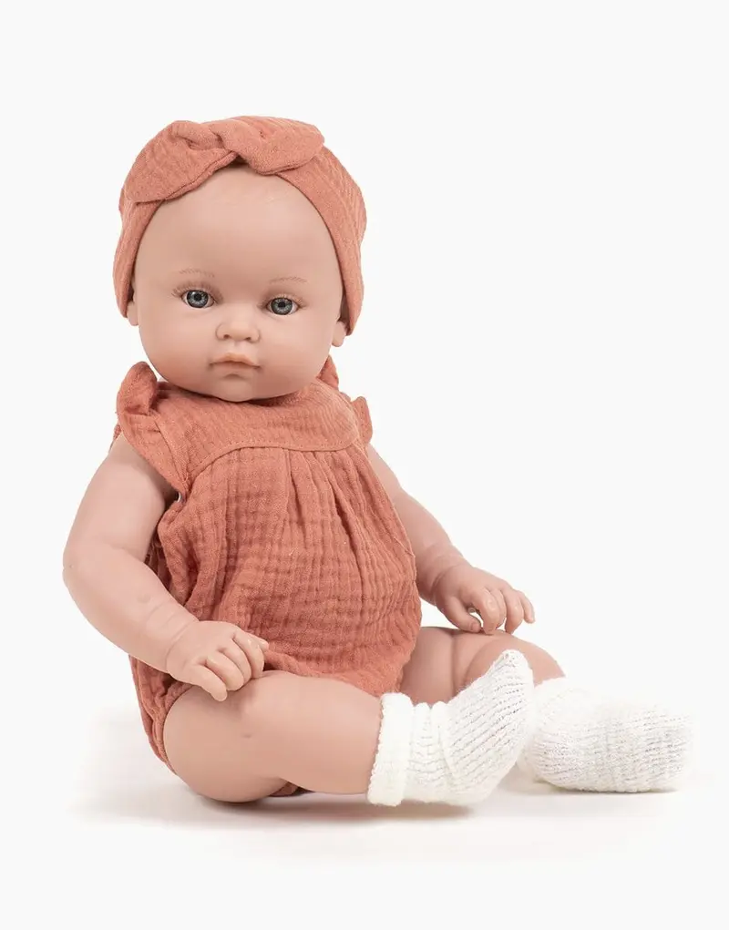 Yaëlle habillée de sa barboteuse Olivia et headband en double gaze marsala - MINIKANE